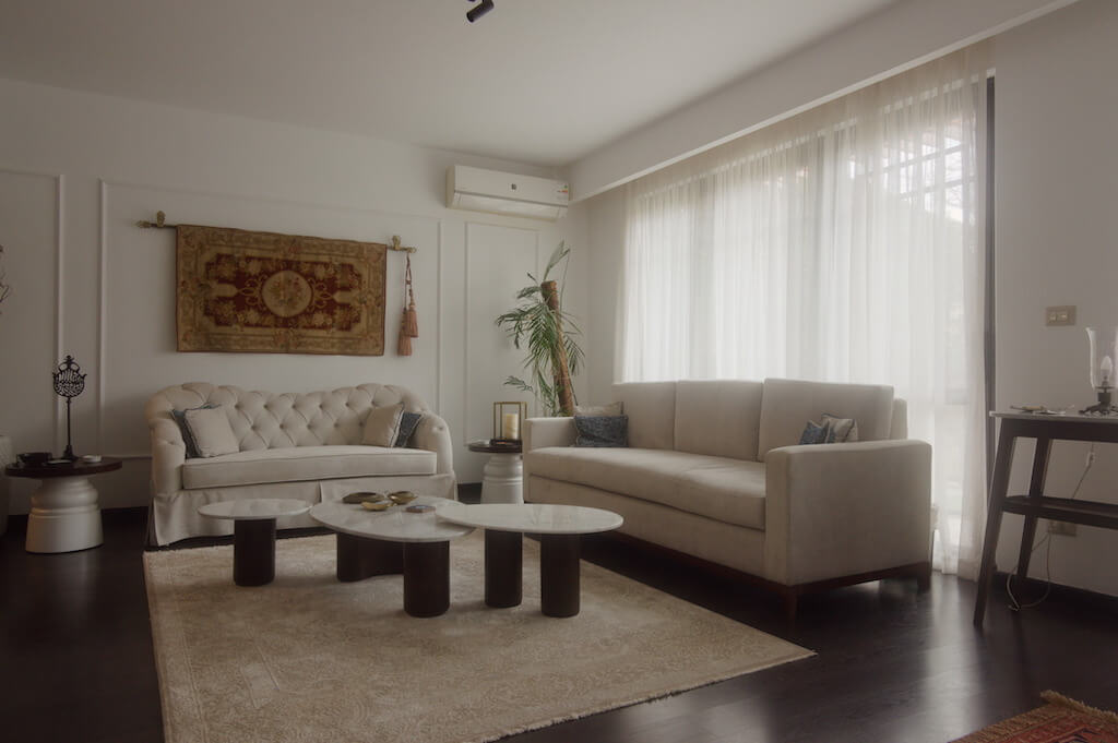 Modern living room with custom finishes and refined furniture in renovated Sodic Westown duplex