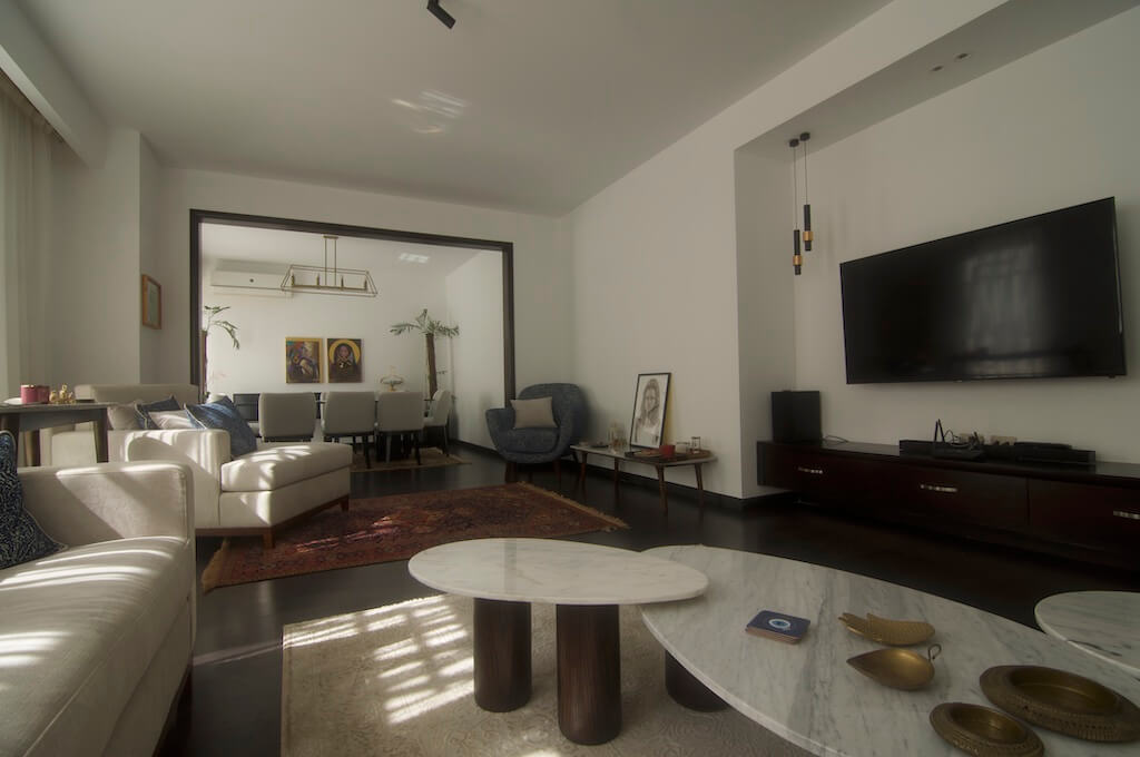 Modern living room with custom finishes and refined furniture in renovated Sodic Westown duplex