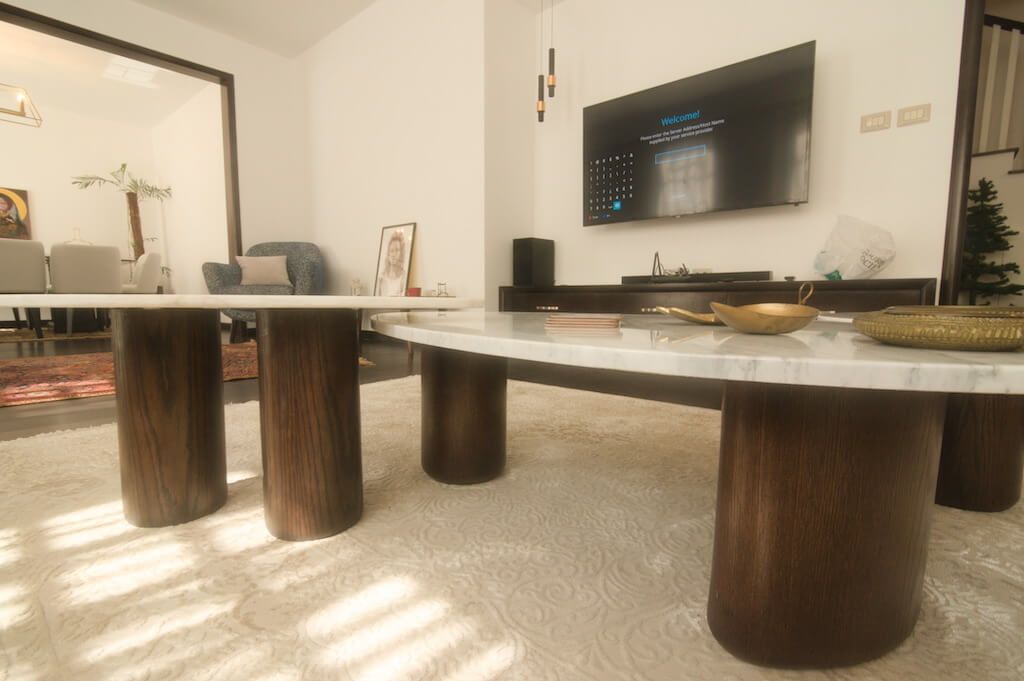 Modern living room with custom finishes and refined furniture in renovated Sodic Westown duplex