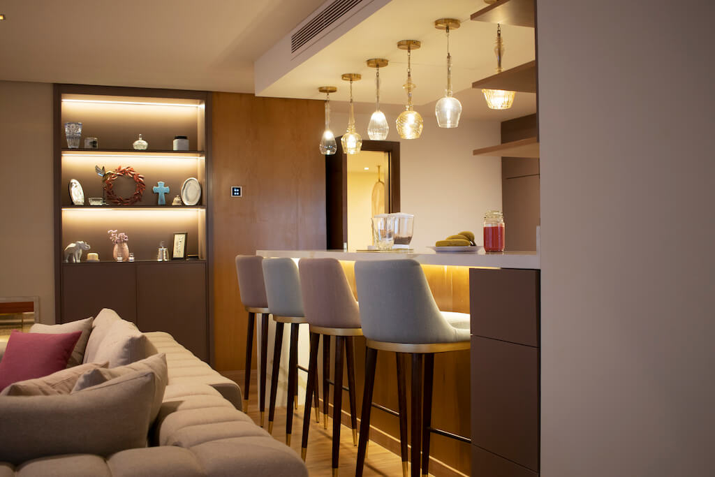 Modern kitchen bar with glass pendant lighting in a turnkey Heliopolis flat