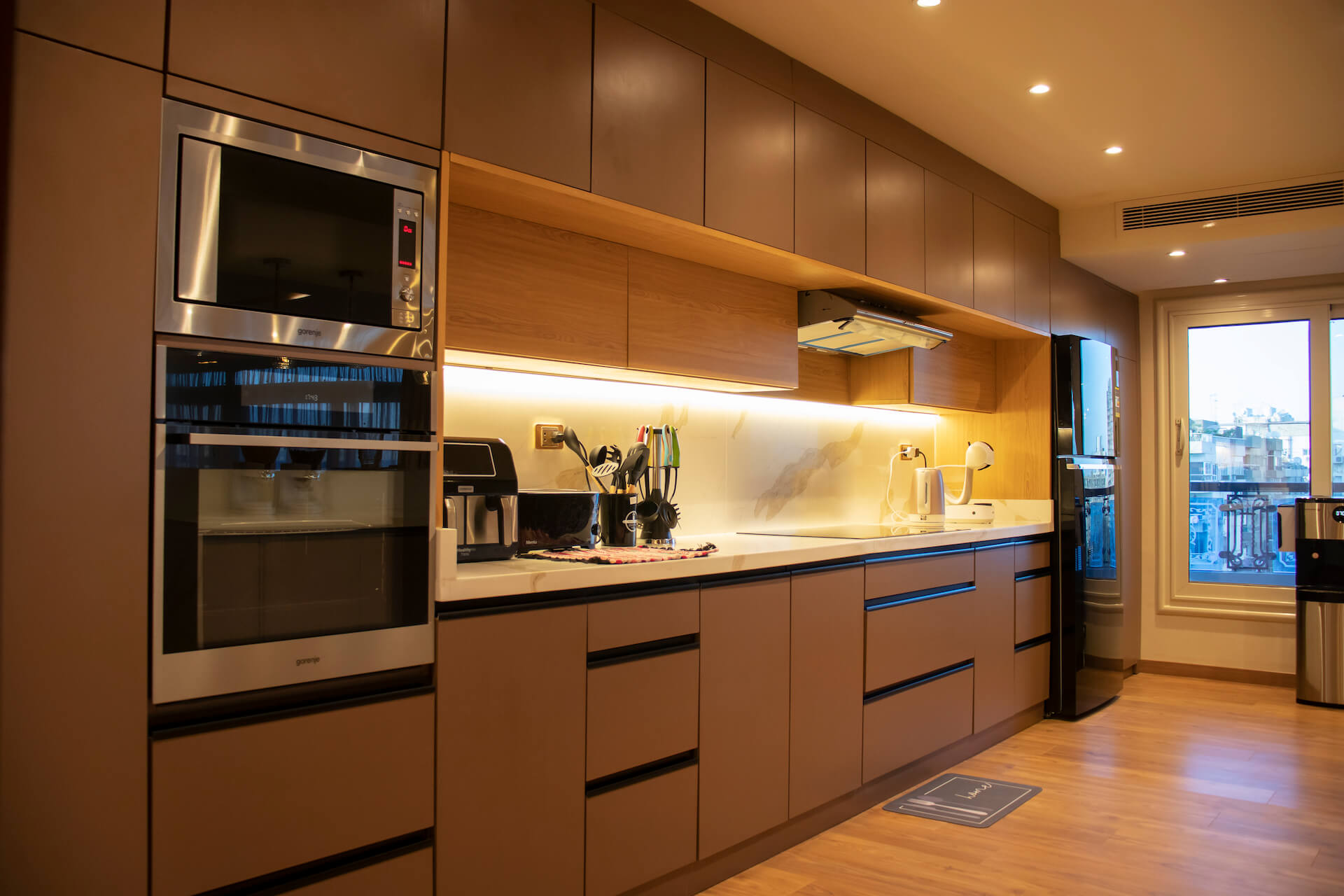 Modern kitchen with warm colors in a turnkey Heliopolis flat