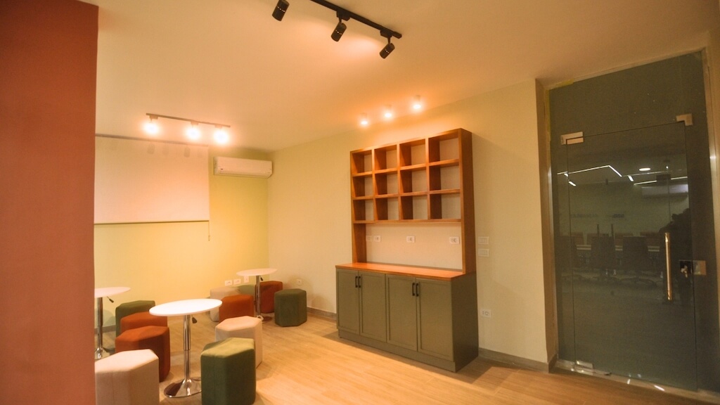 Coffee break area with bar counter and casual seating in corporate training space in New Cairo

